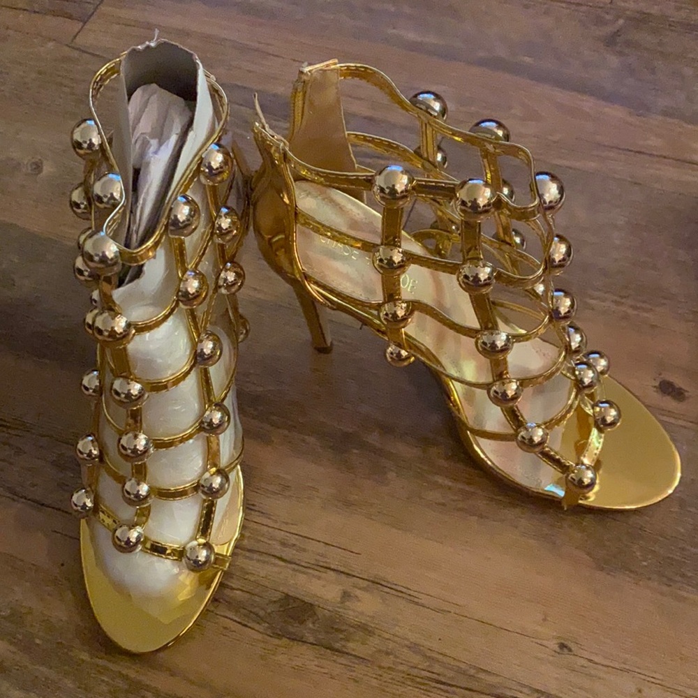 Size 8.5 chase and chole heels. Zip up in the back